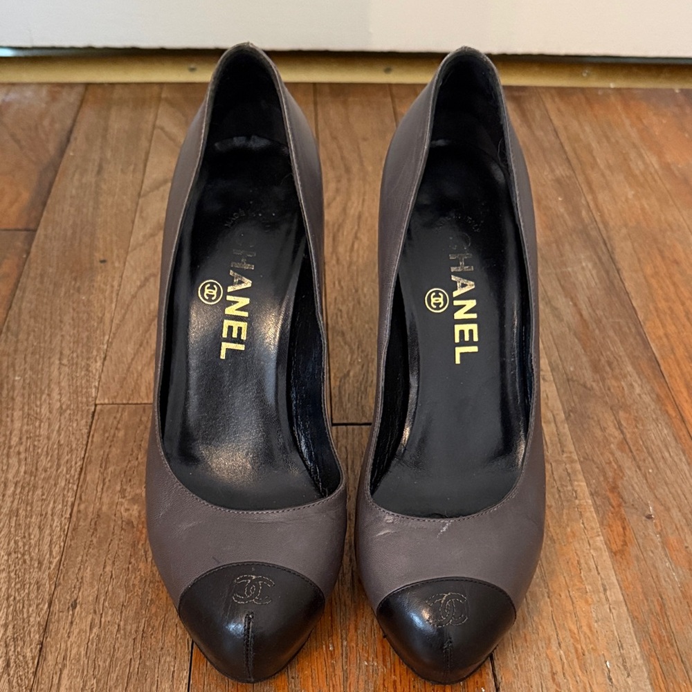 CHANEL Women's Black and Gray Heels (well loved and rare)